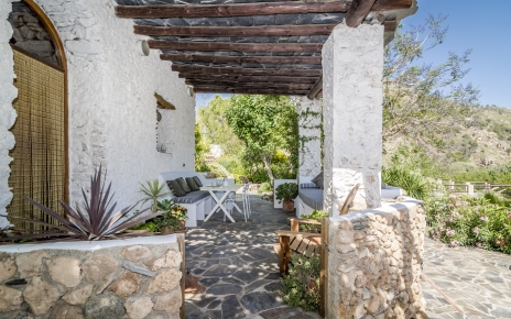 Puertas que se abren a terrazas con sombra